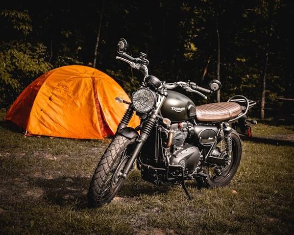 Les Essentiels pour Camper en Moto : Guide du Motard Aventurier